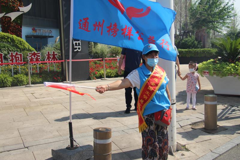 <strong>可以看人家操逼</strong>